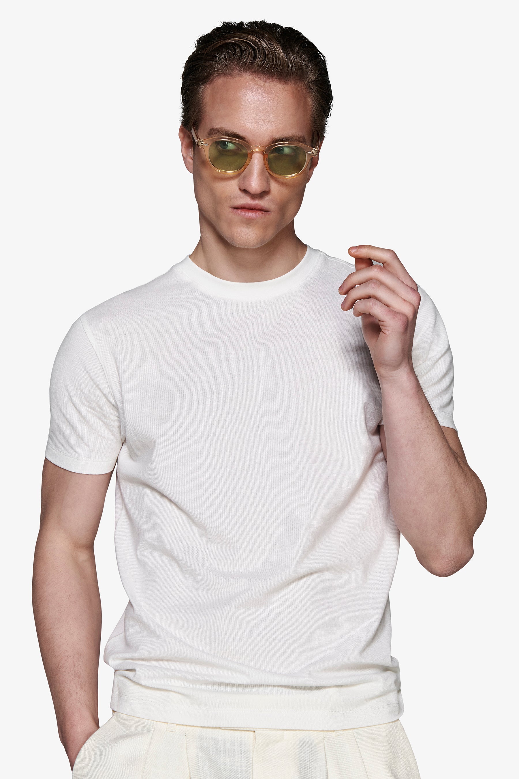 Panna-colored short-sleeved t-shirt with a crew neck and smooth, plain fabric.