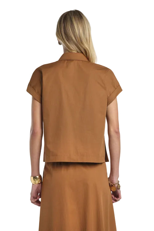 Tobacco brown short-sleeved shirt with a collar and cuffed sleeves. Smooth fabric, straight back hem.