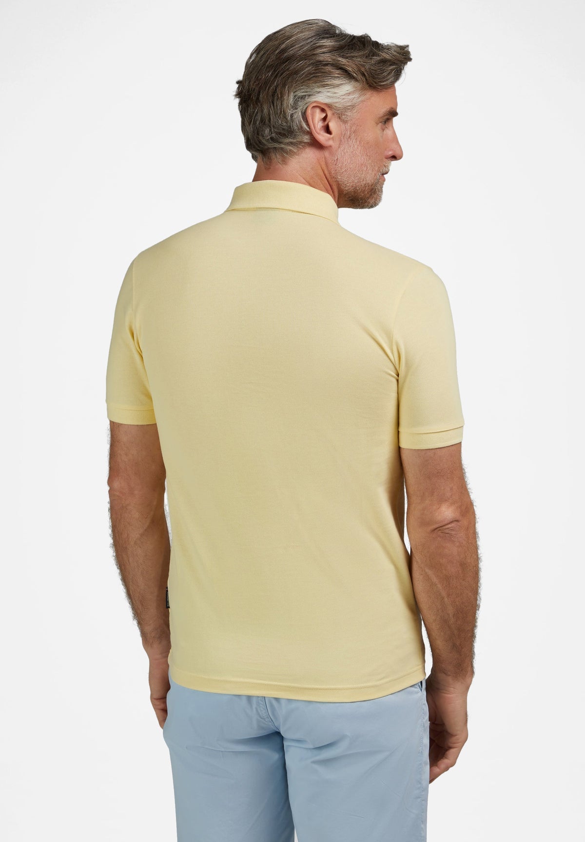 Vanilla short-sleeved polo shirt with a collar and cuffed sleeves, seen from the back.