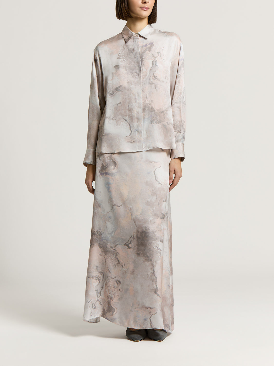 Fluid viscose shirt with a marbled pink, grey, and cream pattern. Features long sleeves, a collar, and a hidden button placke