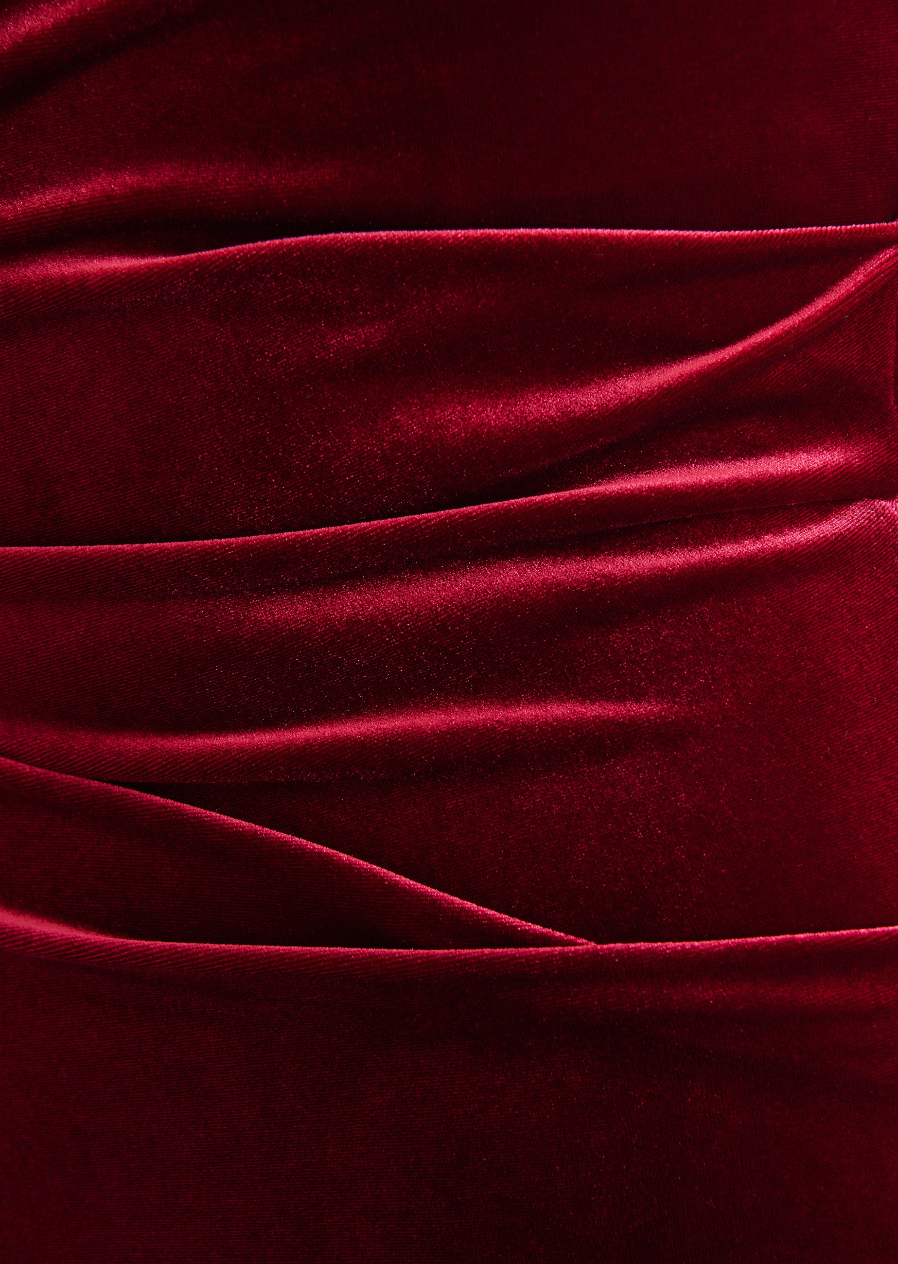 Burgundy long dress made of velvet fabric, featuring soft drapes and horizontal gathers.