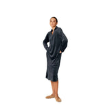 A model wearing a long-sleeve dark blue velvet midi lounge dress by Pluto, featuring a V-neckline with a collar, side pockets, and a relaxed, draped silhouette.