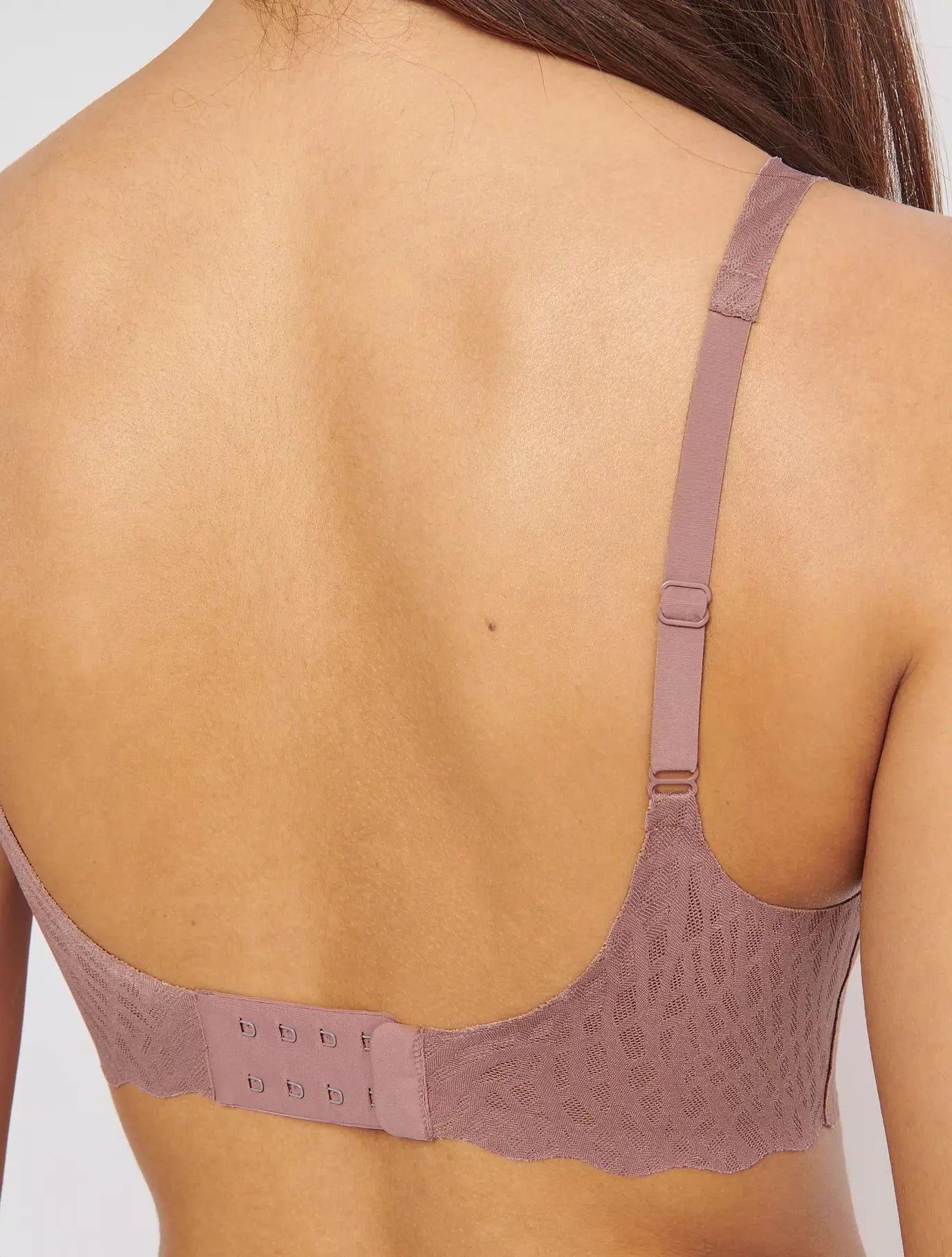 Sloggi Zero Feel Bliss Cacao seamless lace bra with wireless comfort, close-up model back view – Find Online Today