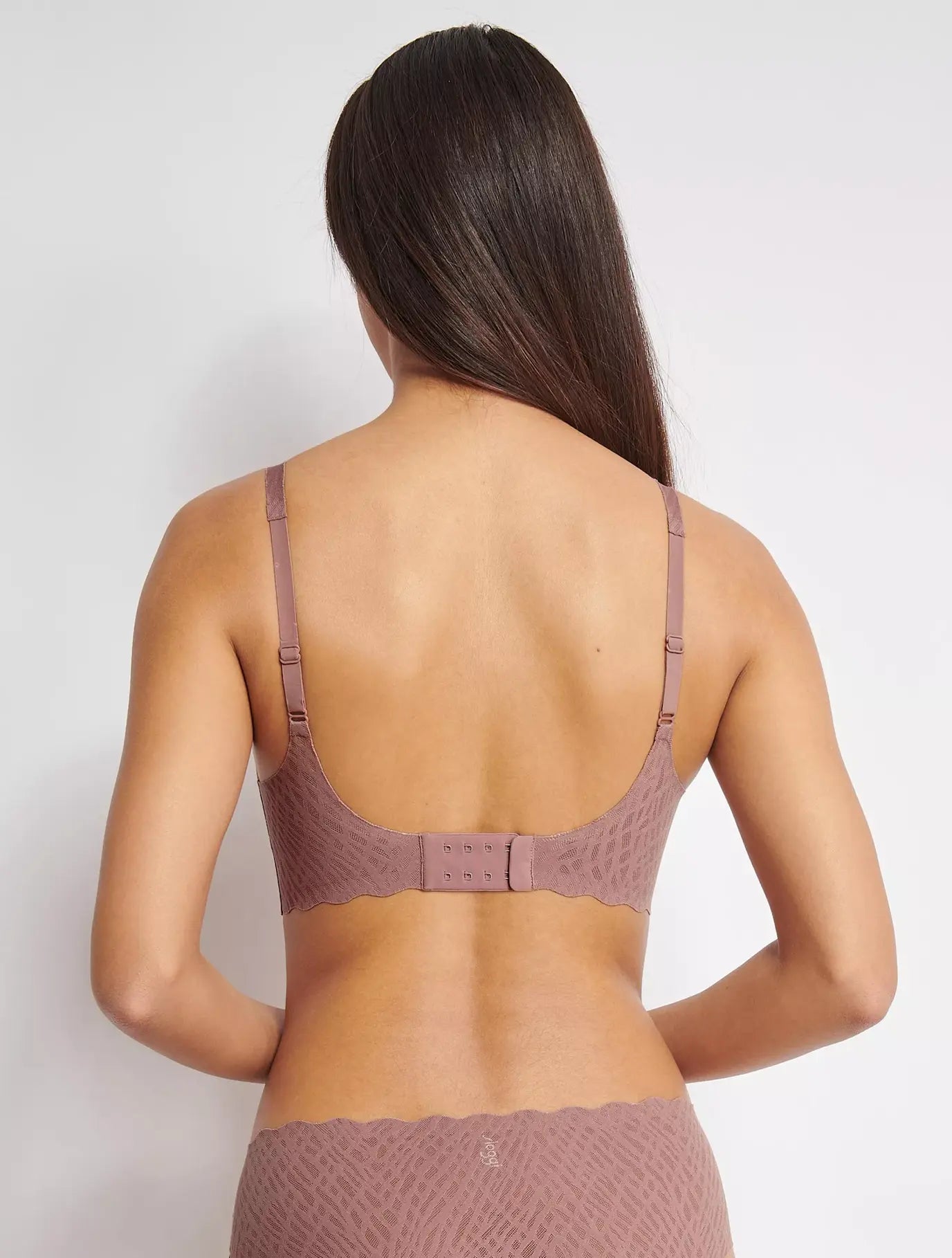 Sloggi Zero Feel Bliss Cacao seamless lace bra with wireless comfort, model back view – Find Online Today
