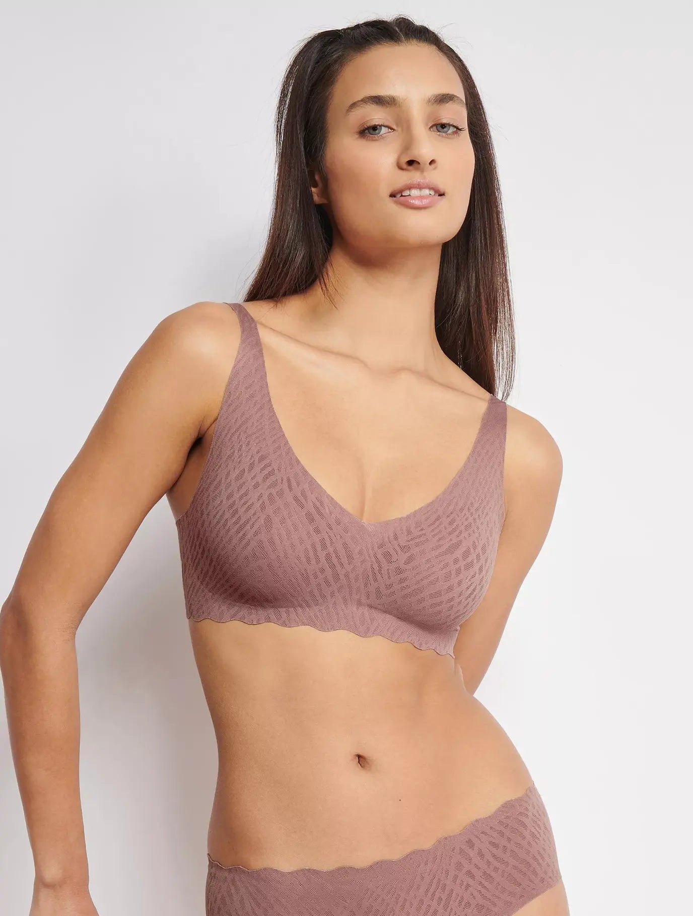 Sloggi Zero Feel Bliss Cacao seamless lace bra with wireless comfort, model front view – Find Online Today