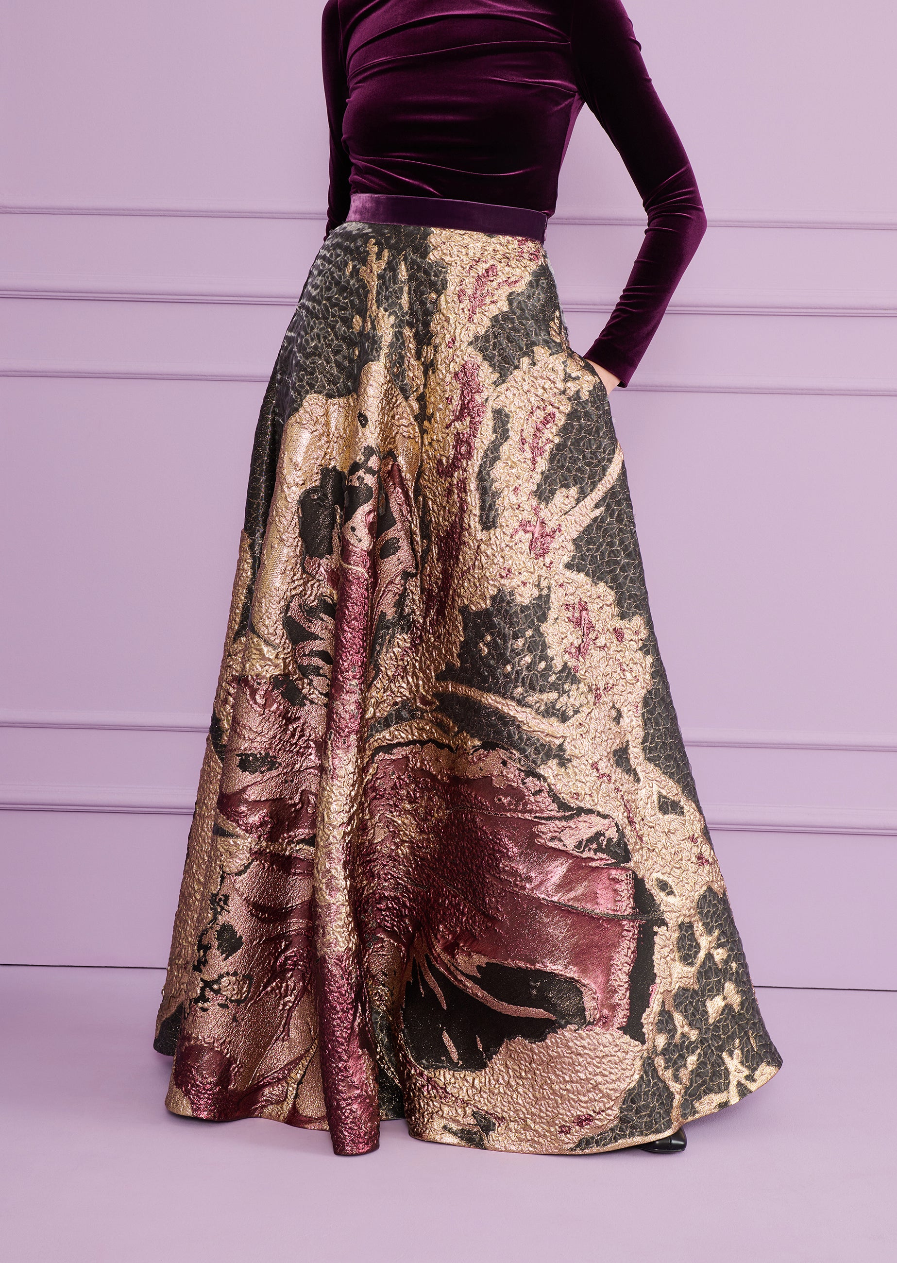 Long, full skirt in textured brocade with an abstract pattern of bronze-toned, black, and deep reddish-purple. Solid dark wai