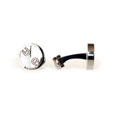 ازرار آغنر فضي اللون مع واجهة صدفية وشعار A مزدوج