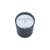 كارل لاغرفيلد شمعة معطرة بالعود وبوا دي سانتال 230 جم - 8 × 9.4 سم