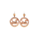 حلق جست كافالي بلون ذهبي وردي، طويل مع شعار Just دائري مع حجر