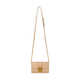 MCM رفيق صغير الحجم يُحمل على الجسم مع حضور هائل AW22